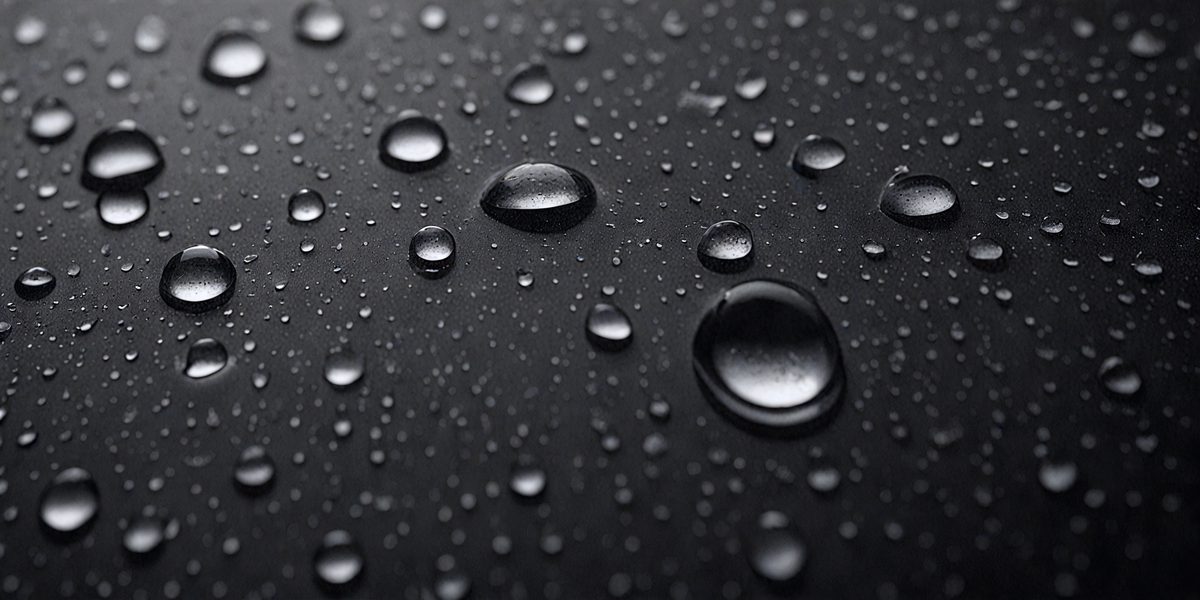 10d1b6c8-f4ac-435d-9533-4afece7b6246-freepik__water-drops-on-black-background-cinematic-angle-co__88469_250526014839_00001.png