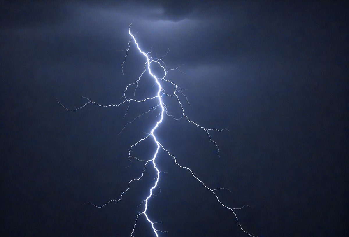 20f53253-9dcd-41b5-a444-5f75411679f0-freepik__dark-blue-lightning-crack-through-darkness__20893_251001045446_00001.png