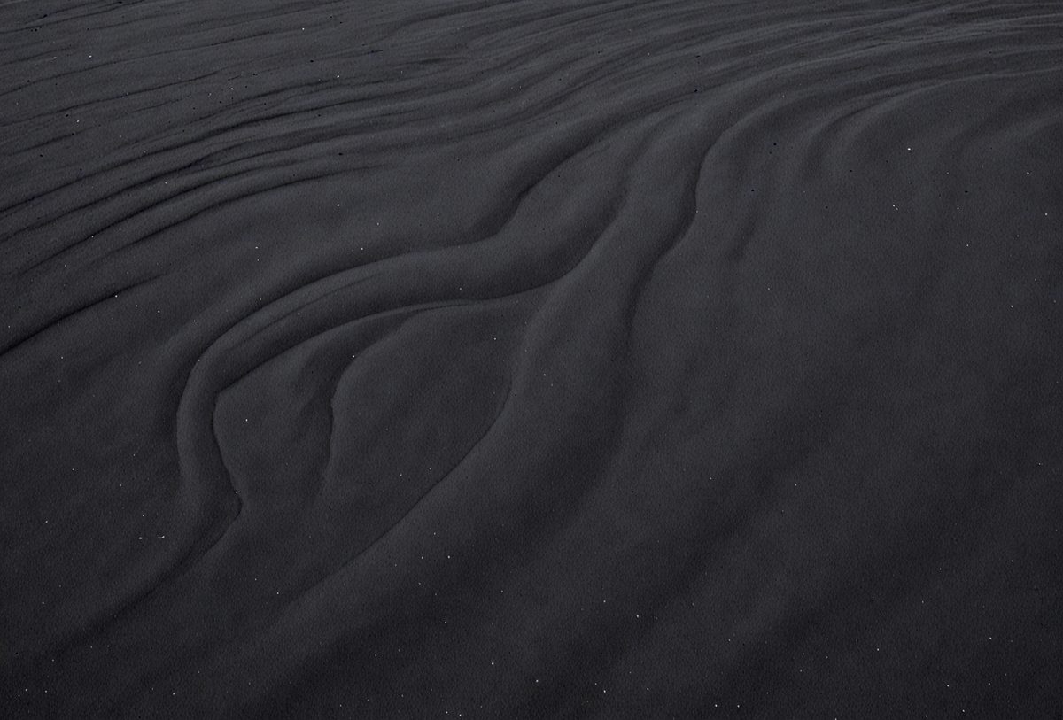 35e1b3af-8ddd-487e-bfe2-528c18e546f8-freepik__black-sand-abstract__98302_250524230210_00001.png
