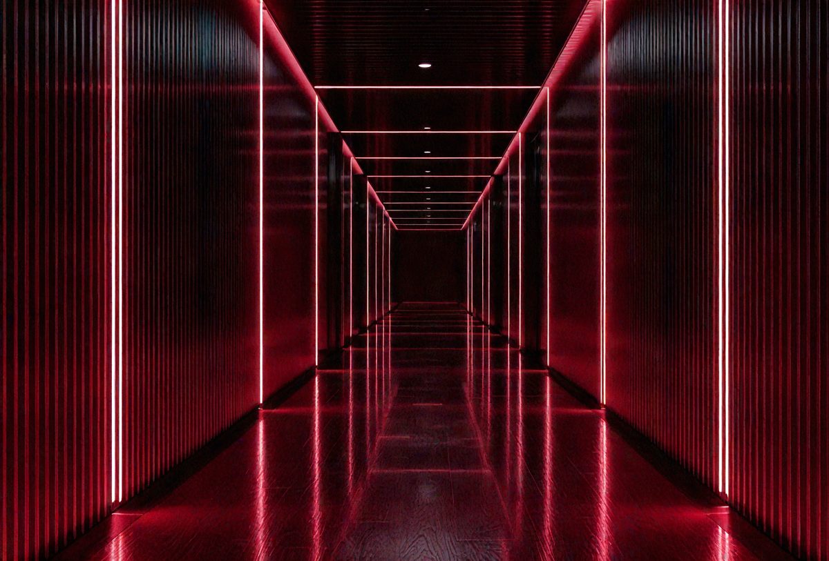 75954439-c661-4318-ae21-12aefc70779d-freepik__illuminated-corridor-dark-magenta-interior-design-__13238_251009135809_00001.png