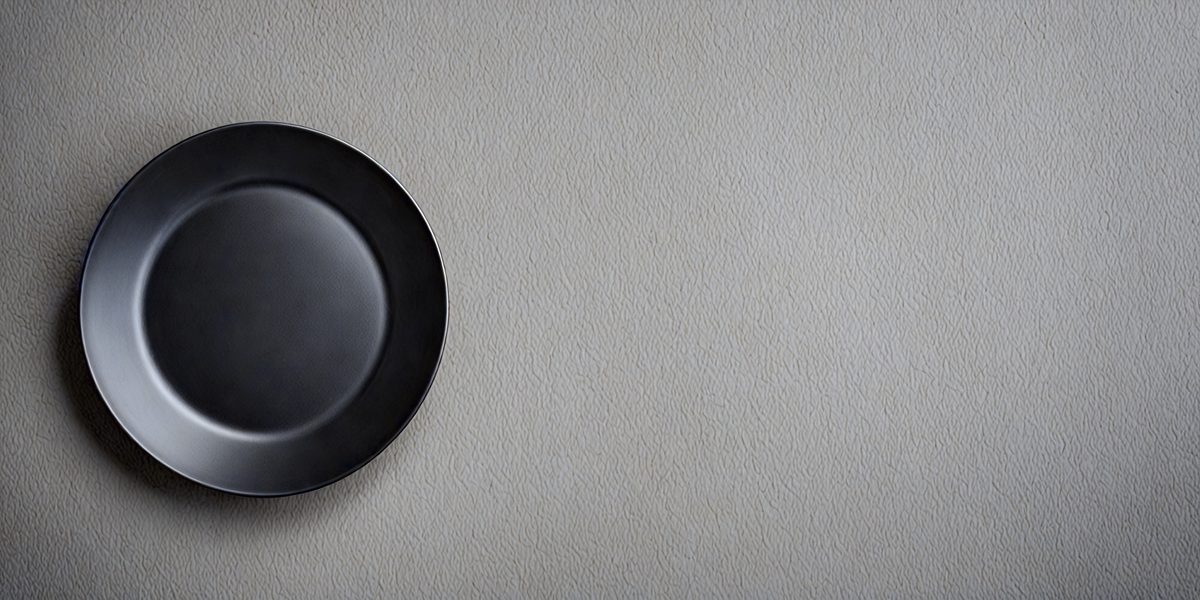 b9d14e01-37d8-416c-b777-6c4977bc2b1d-freepik__black-ceramic-plate-on-concrete-background-cinemat__35720_250524181126_00001.png
