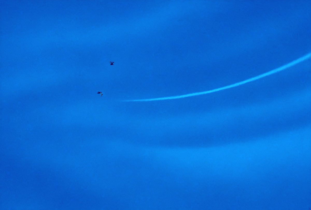 freepik__deep-blue-sky-color-background-with-smooth-lines__98983_251019152131_00001.png
